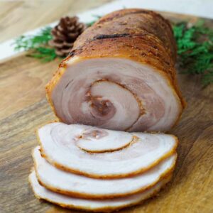 rolada boczkowa na drewnianej desce