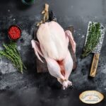 Świeża tuszka kaczki na kamiennym blacie