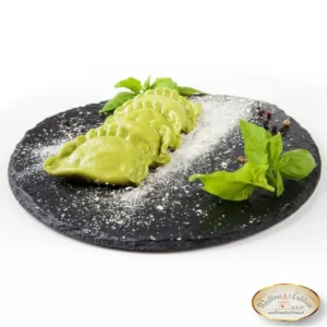 Zielone pierogi ze szpinakiem i serem feta na czarnym talerzu, marka Wędlina z Lublina