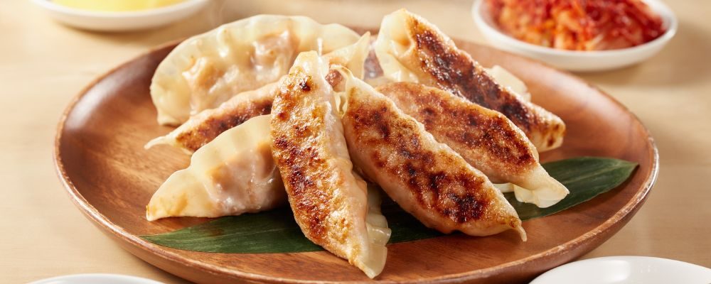 Danie garmażeryjne pierogi na talerzu